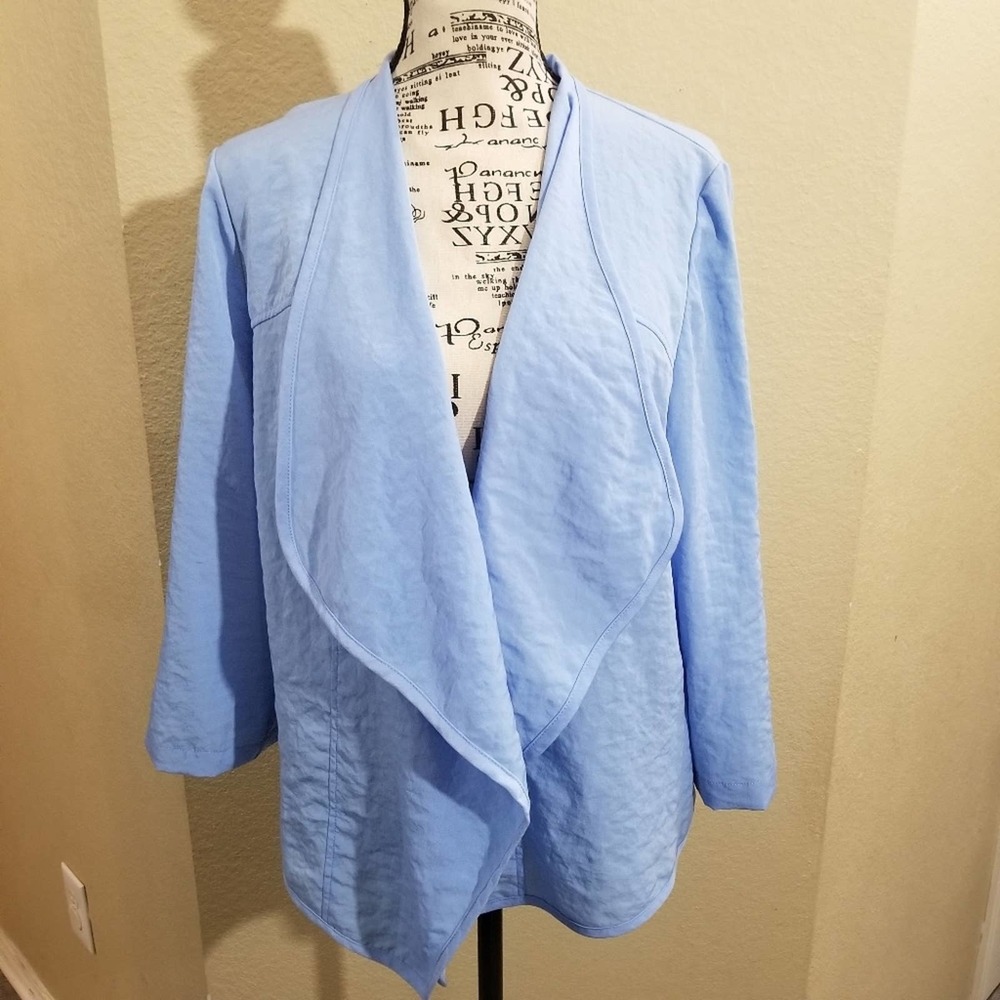 CHICOS buttonless blazer size 1